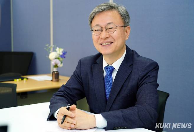 서울 구로구청장 보궐선거에 출마한 장인홍 더불어민주당 후보가 14일 서울 구로구 선거사무실에서 쿠키뉴스와 인터뷰하고 있다. 박효상 기자 