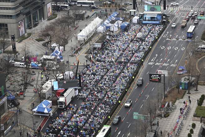 16일 서울 세종로사거리 인근에서 사랑제일교회 광화문 주일예배가 열리고 있다. 연합뉴스
