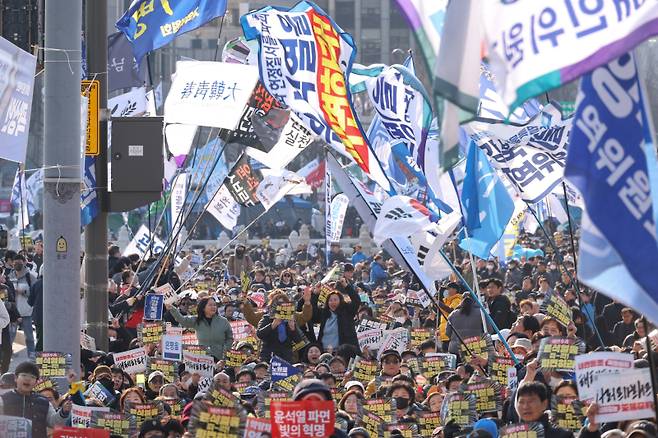 16일 서울 종로구 동십자각 앞에서 윤석열 즉각 퇴진·사회대개혁 비상행동이 주최한 탄핵 촉구 집회에서 참석자들이 구호를 외치고 있다. 연합뉴스