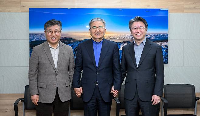 강대흥(왼쪽) 사무총장, 주승중(가운데) 목사, 황덕영 목사가 지난 11일 서울 여의도 국민일보 대회의실에서 좌담회를 마치고 기념사진을 촬영하고 있다. 신석현 포토그래퍼