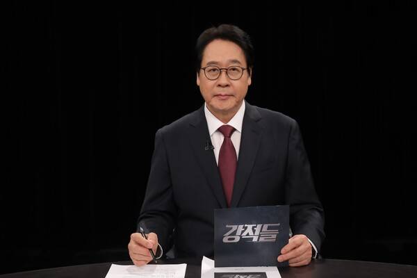 ▲TV조선 '강적들'의 새 MC로 간 권재홍전 MBC 앵커. 사진출처=TV조선.