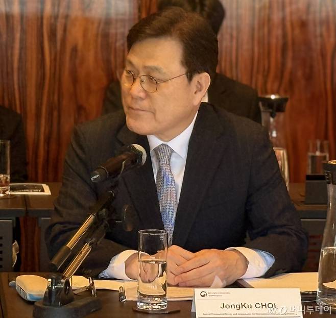 [서울=뉴시스] 조수정 기자 = 최종구 국제금융협력대사 (사진=기획재정부 제공) 2025.02.16.  *재판매 및 DB 금지 /사진=조수정