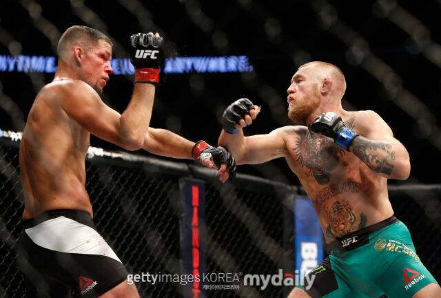 맥그리거(오른쪽)와 두 차례나 격돌했던 디아즈. /게티이미지코리아