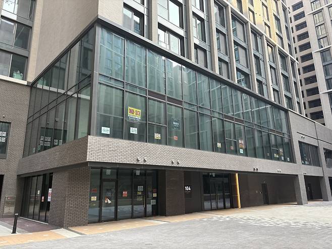 11일 ‘롯데캐슬 르웨스트 에비뉴 767’ 상가가 비어있는 모습. [정주원 기자]