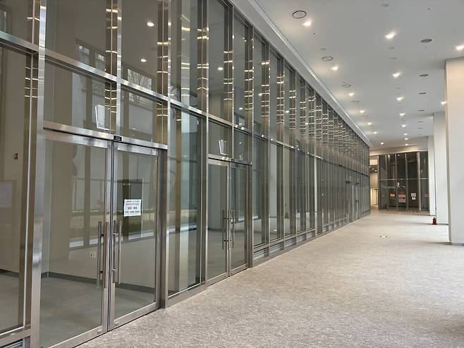 ‘롯데캐슬 르웨스트 에비뉴 767’ 내부 상가 모습. 한 층이 통으로 비어있다. [정주원 기자]