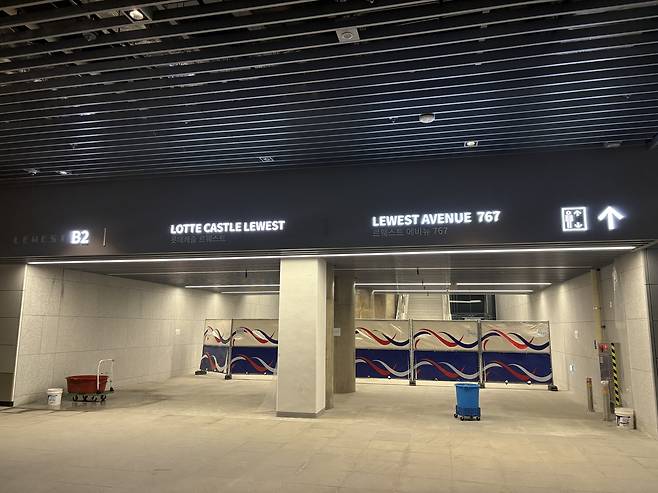 지하 연결 보행통로로 이어지는 스트리트형 상가 ‘르웨스트 시티’ 입구. 오픈 전이라 통행을 막아놓은 모습이다. [정주원 기자]