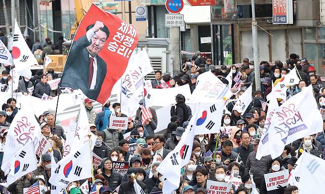 15일 경북 구미시 구미역 앞에서 열린 세이브코리아 주최 국가비상기도회에서 참가자들이 윤석열 대통령 탄핵 반대 구호를 외치고 있다. 구미=연합뉴스