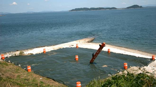 KF-21 전투기에 탑재될 국산 장거리 공대지미사일이 지상 표적에 명중하고 있다. 세계일보 자료사진