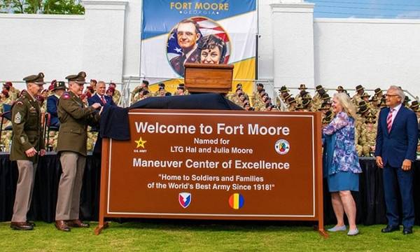 2023년 5월 미국 조지아주의 육군 기지에서&nbsp;육군 관계자와&nbsp;할 무어 장군의 유족이 참석한&nbsp;가운데 기지명을 기존의 ‘포트 베닝’에서 ‘포트 무어’로 고치는 기념식이 열리고 있다.&nbsp;하지만 그로부터 채 2년도 안 돼 포트 무어는 다시 포트 베닝으로 되돌아갔다. 미 육군 홈페이지