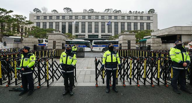 윤석열 대통령의 탄핵 심판 선고를 앞둔 16일 서울 종로구 헌법재판소에서 경찰 병력이 경계 근무를 서고 있다.