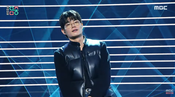 비트박서 윙이 지난 15일 방송된 MBC ‘쇼! 음악중심’에 출연해 ‘도파민’ 무대를 마친 뒤 엔딩 포즈를 하고 있다. 유튜브 채널 ‘MBC K팝’ 캡처