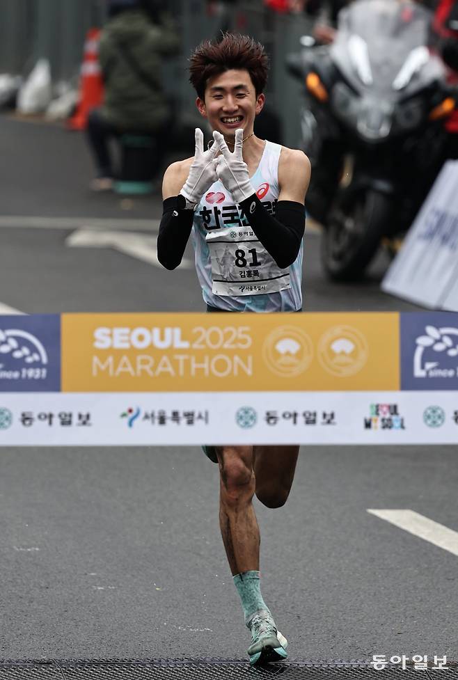 김홍록이 16일 광화문광장을 출발해 잠실종합운동장 동문으로 골인한 2025서울마라톤 겸 제95회 동아마라톤대회에서 결승선으로 들어오고 있다. 2시간12분29초의 기록으로 대회 국내 엘리트 남자부 2연패에 성공했다. 잠실｜양회성 동아일보 기자 yohan@donga.com