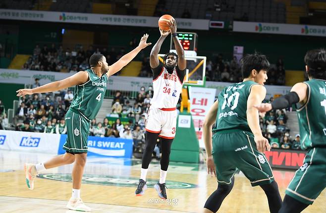 서울 SK 자밀 워니(가운데)가 16일 원주종합체육관에서 열린 2024~2025 KCC 프로농구 원주 DB와 원정 경기에서 슛을 시도하고 있다. KBL 제공