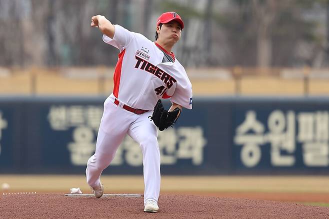 ▲ 1회 3실점(1자책점)했지만 2회 이후 호투하며 5선발 경쟁의 끈을 놓지 않은 황동하 ⓒKIA타이거즈