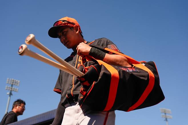 샌프란시스코 자이언츠 외야수 이정후가 16일 미국 애리조나주 스코츠데일에 위치한 스코츠데일 스타디움에서 열린 2025 미국프로야구 메이저리그에 출전하지 않았다. 허리 긴장 증세가 있어 선수 보호 차원에서 휴식을 취한 것으로 알려졌다. AP 연합뉴스