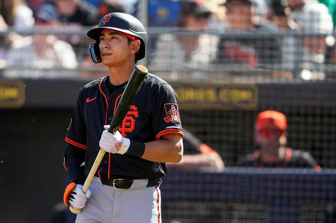 샌프란시스코 자이언츠 외야수 이정후가 16일 미국 애리조나주 스코츠데일에 위치한 스코츠데일 스타디움에서 열린 2025 미국프로야구 메이저리그에 출전하지 않았다. 허리 긴장 증세가 있어 선수 보호 차원에서 휴식을 취한 것으로 알려졌다. AP 연합뉴스