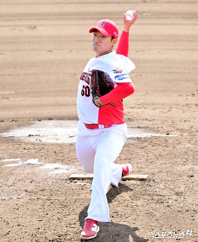 27일 오후 일본 오키나와 킨 구장에서 열린 LG 트윈스와 KIA 타이거즈의 연습경기, 1회초 KIA 선발투수 김도현이 공을 힘차게 던지고 있다. 엑스포츠뉴스 DB