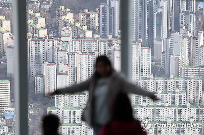 토허제 해제, 강남3구 아파트 가격 2018년 이후 최대폭 상승 (서울=연합뉴스) 신현우 기자 = 토지거래허가구역(토허제) 해제 이후 강남 3구(강남·서초·송파구)의 아파트 매매가격이 부동산 시장이 활황이던 2018년 이래 최대 상승폭을 나타냈다. 한국부동산원이 13일 발표한 '3월 둘째주(10일 기준) 전국 주간 아파트가격 동향'에 따르면 송파구는 잠실동 위주로 가격이 급등하며 전주 대비 0.72% 상승했다. 이는 2018년 2월 첫째주(0.76% 상승) 이후 7년 1개월 만에 최대 상승폭이다. 강남구와 서초구는 각각 0.69%, 0.62% 상승했다. 
사진은 이날 송파구 아파트 단지. 2025.3.13 nowwego@yna.co.kr
※ 사진은 기사와 직접 관련이 없습니다.