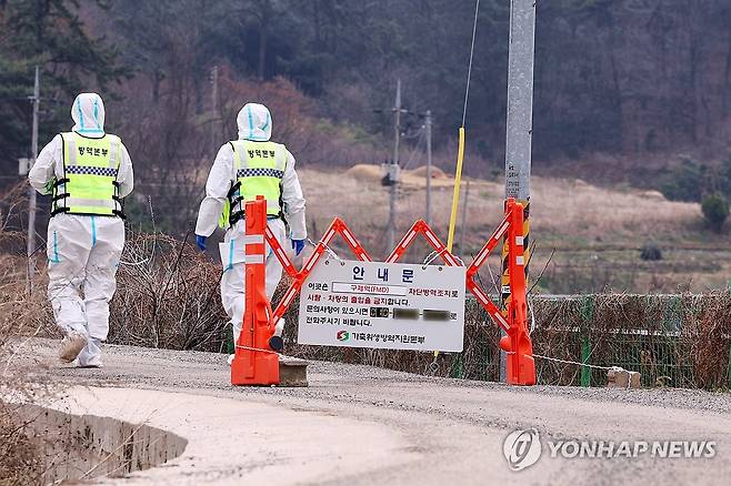 '일파만파 구제역' 출입 통제된 무안 한우농장 (무안=연합뉴스) 정다움 기자 = 16일 낮 구제역이 발생한 전남 무안군 한 한우농장 앞에서 방역본부 관계자들이 출입 통제 안내판 너머로 이동하고 있다. 전남 지역에서는 지난 14일 영암군 한 한우농장에서 지역 최초로 구제역이 발생했고, 영암·무안 등 5개 농장이 구제역 양성 판정을 받았다. 2025.3.16 daum@yna.co.kr