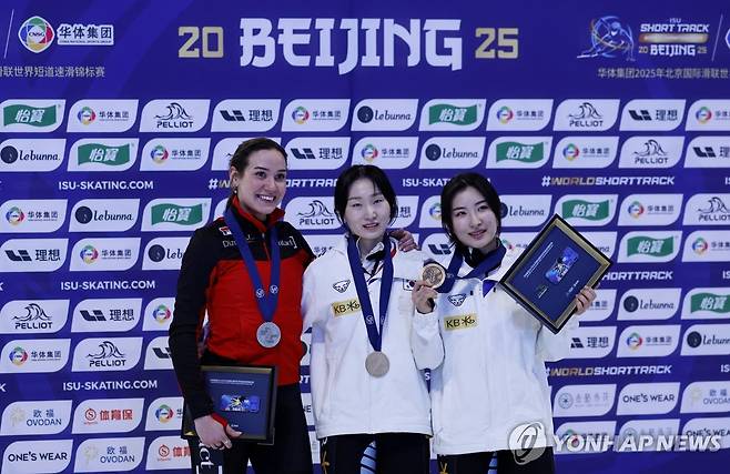 시상식에 나선 최민정(가운데)과 김길리(맨오른쪽) [로이터=연합뉴스]