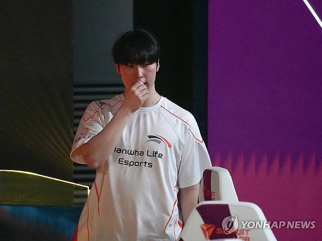 경기장 들어서는 '제카' 김건우 (서울=연합뉴스) 김주환 기자 = 16일 리그 오브 레전드(LoL) 국제대회 '2025 퍼스트 스탠드 토너먼트' 결승전이 열린 서울 종로구 LoL 파크에서 한화생명e스포츠 '제카' 김건우가 4세트에 앞서 경기장으로 들어서고 있다. 2025.3.16 jujuk@yna.co.kr