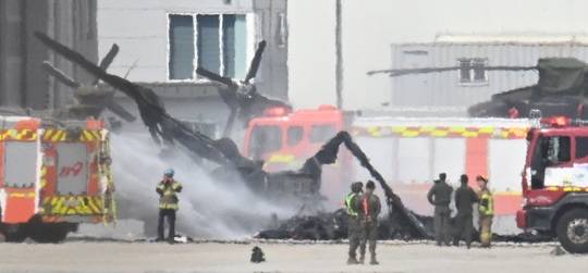 17일 오후 경기 양주시 광적면 석우리 소재 육군 항공대대에서 무인기와 착륙해 있던 헬기가 충돌하는 사고가 발생해 군 관계자들과 소방대원들이 진화 작업을 하고 있다. (사진=경기일보 제공)