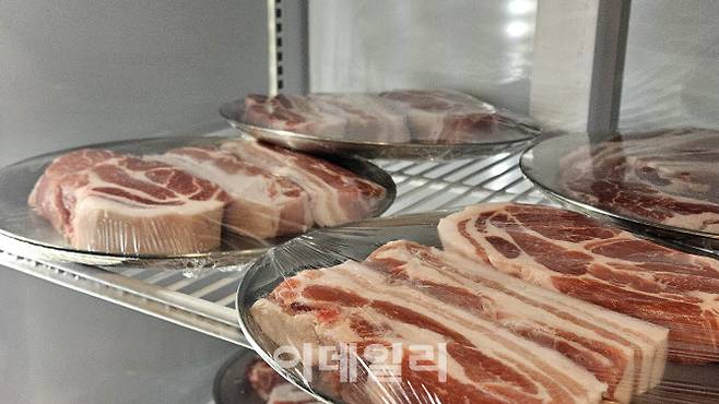 13일 방문한 서울 용산구의 고깃집 ‘용돼지’ 냉장고에 평균 3.5㎝ 되는 삼겹살이 들어있다.(사진= 김세연기자)