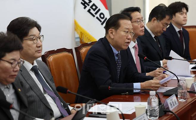 [이데일리 노진환 기자] 권영세 국민의힘 비상대책위원장이 17일 오전 서울 여의도 국회에서 열린 비상대책위원회의에서 모두발언을 하고 있다.