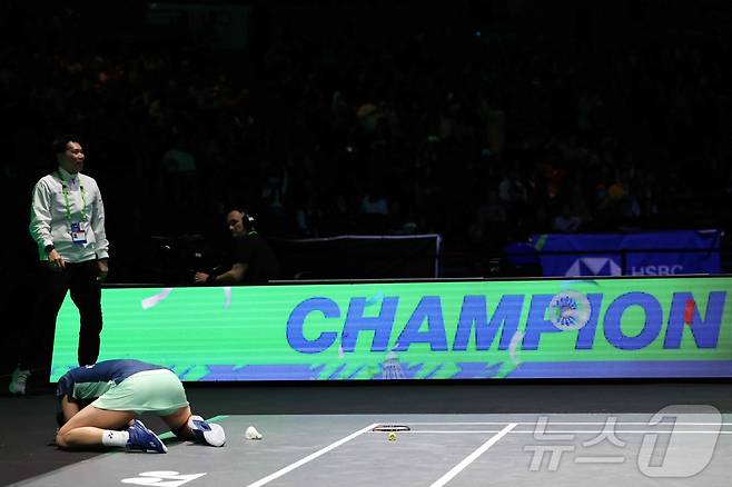 '셔틀콕 여제' 안세영이 17일(한국시간) 영국 버밍엄에서 열린 세계배드민턴연맹(BWF) 월드투어 슈퍼 1000 전영오픈 여자 단식 결승전에서 랭킹 2위 왕즈이(중국)를 2-1(13-21 21-18 21-18)로 누르고 우승한 후 포효하고 있다. 2025.3.17 ⓒ AFP=뉴스1 ⓒ News1 김성진 기자