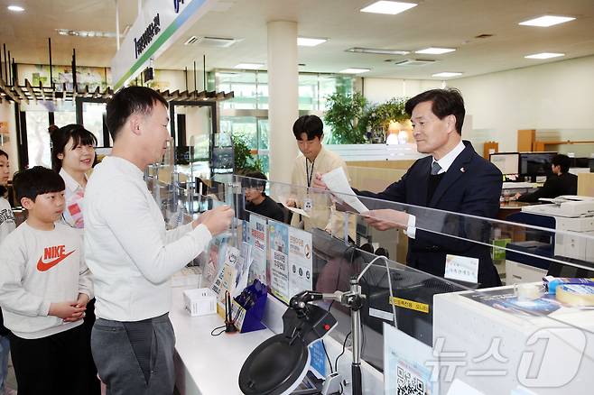 안병구 밀양시장(오른쪽)이 17일 시청 민원실에서 정용우·손정혜씨 부부의 여섯째 아이 햇님양의 출생신고를 직접 접수하고 있다.(밀양시 제공. 재판매 및 DB금지)