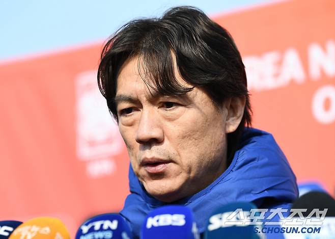 홍명보 감독이 이끄는 축구대표팀이 17일 오후 고양종합운동장 보조경기장에서 훈련했다. 홍명보 감독이 훈련 전 인터뷰하고 있다. 고양=정재근 기자 cjg@sportschosun.com/2025.3.17/