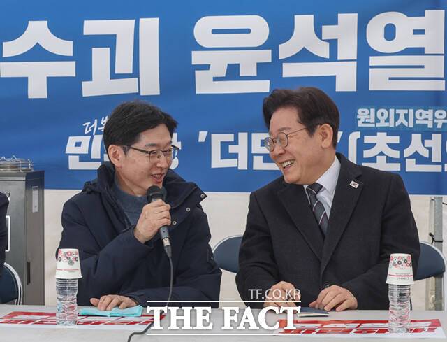 윤 대통령의 예상치 못한 구속 취소와 석방은 이 대표의 대권 행보에 오히려 도움이 됐다는 것으로도 해석될 수 있다. 이 대표가 김경수 전 지사와 12일 서울 종로구 경복궁 앞 더불어민주당 천막 농성장에서 열린 국난극복을 위한 시국간담회에서 대화를 나누며 웃고 있다. /이새롬 기자