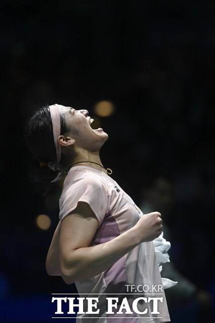 세계랭킹 1위 안세영은 17일 영국 버밍엄에서 열린 2025 세계배드민턴연맹(BWF) 월드투어 슈퍼 1000 전영오픈 여자 단식 결승전에서 랭킹 2위 왕즈이(중국)를 상대로 부상 투혼을 펼친 끝에 게임 스코어 2-1 역전승을 거두며 2년 만에 정상을 탈환했다./런던=신화.뉴시스
