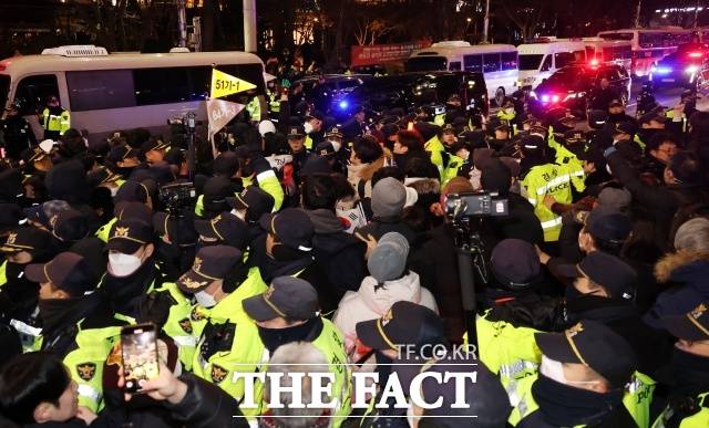 서울서부지법 형사합의11부(김우현 부장판사)는 17일 특수건조물침입 등 혐의로 기소된 서부지법 폭동 가담자 63명 중 20명에 대한 첫 공판기일을 열었다. /더팩트 DB