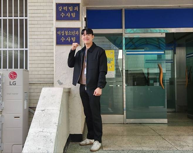 강형준 서울 성동경찰서 여성청소년강력범죄수사팀 순경(28)이 13일 성동경찰서 앞에서 포즈를 취하고 있는 모습. 변선진 기자