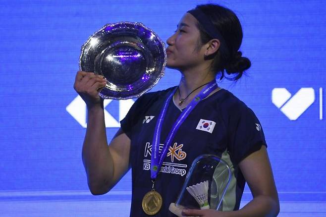 안세영이 17일(한국시간) 영국 버밍엄에서 열린 세계배드민턴연맹(BWF) 월드투어 슈퍼 1000 전영오픈 여자 단식 우승을 확정지은 뒤 트로피에 입을 맞추고 있다.   [사진 제공= AP연합뉴스]