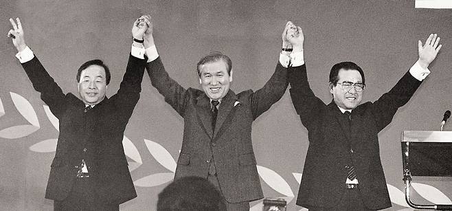 1990년 1월 22일 3당 합당 발표 당시 집권 민정당의 노태우(가운데) 대통령, 김영삼(왼쪽) 통일민주당 총재, 김종필 공화당 총재./조선일보DB