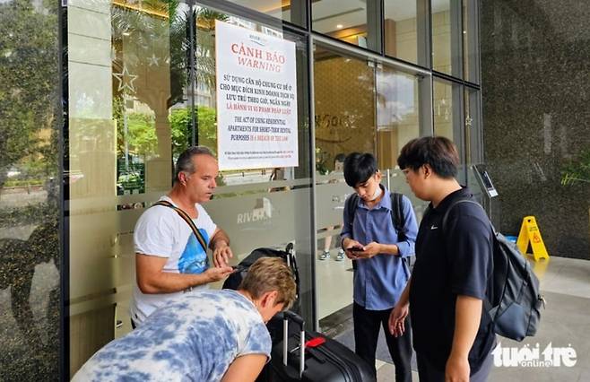 한 아파트 입구에 붙어있는 단기 임대 금지 경고문. /뚜오이쩨