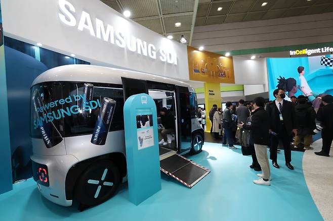 서울 강남구 코엑스에서 열린 ‘인터배터리 2025’ 삼성SDI 부스를 찾은 관람객이 자율주행차량을 살펴보고 있다. /뉴스1
