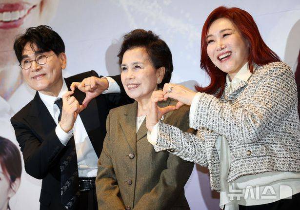 이미자(가운데)의 마지막 공연을 알리는 기자간담회에 참석한 조항조(왼쪽)와 주현미 ⓒ뉴시스