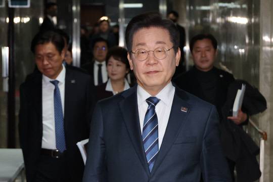 이재명 더불어민주당 대표가 17일 서울 여의도 국회에서 열린 비상의원총회에 참석하고 있다. 연합뉴스