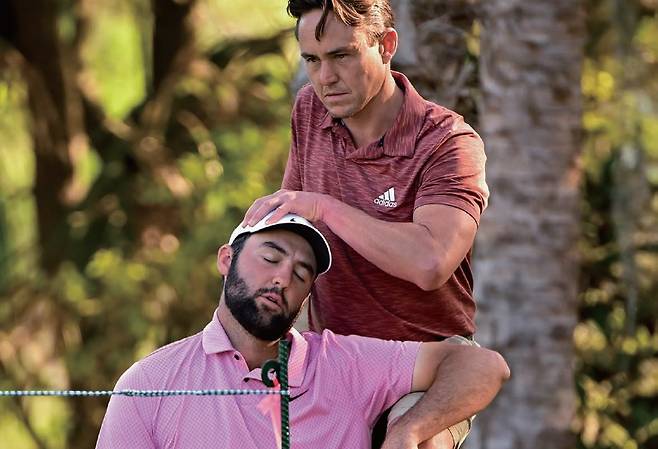 물리치료사에게 치료받고 있는 셰플러/ PGA투어