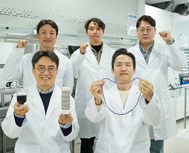 한국전기연구원 나노융합연구센터 한중탁 박사(앞줄 왼쪽)와 한국재료연구원 김태훈 박사(앞줄 오른쪽)를 비롯한 연구팀이 CNT 용액과 와이어, 슈퍼 커패시터를 소개하고 있다.