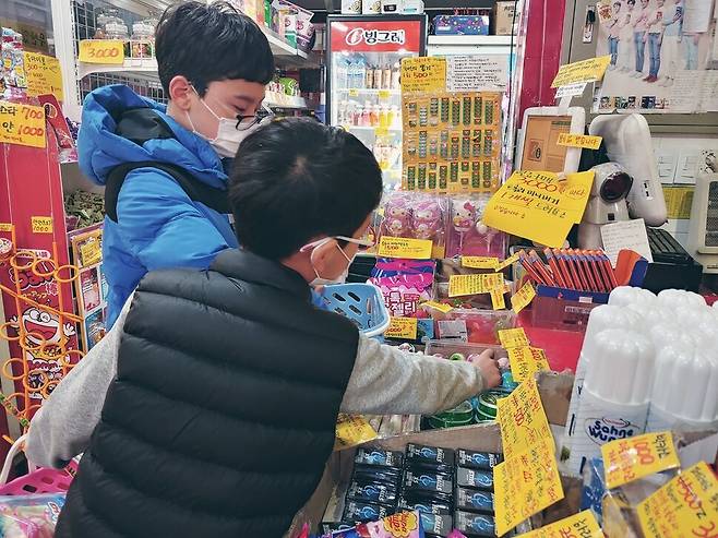 직접 물건을 구입하고 계산하는 경험을 통해 돈의 개념을 익히는 것도 좋다. 성유미 작가 제공