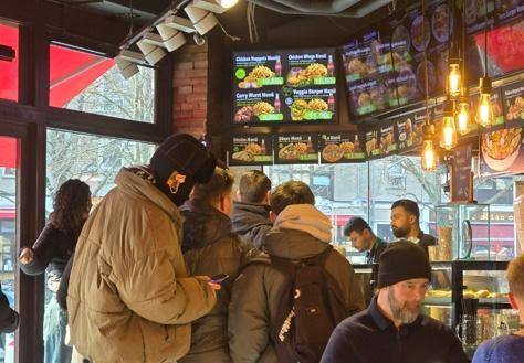 지난달 12일 독일 베를린의 되너 케밥 전문점에 주문을 기다리는 사람들이 줄을 서 있다. 베를린=신은별 특파원