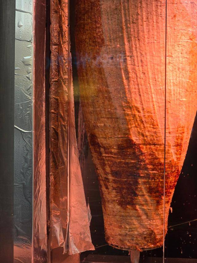 지난 11일 독일 베를린 한 케밥 전문점 안쪽으로 되너 케밥에 활용되는 거대한 고깃덩이가 보이고 있다. 베를린=신은별 특파원