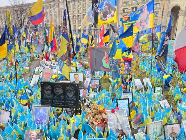 15일 우크라이나 키이우 독립광장에 우크라이나·러시아 전쟁에서 목숨을 잃은 이들의 사진과 우크라이나 깃발이 빼곡하게 꽂혀 있다. 키이우=신은별 특파원