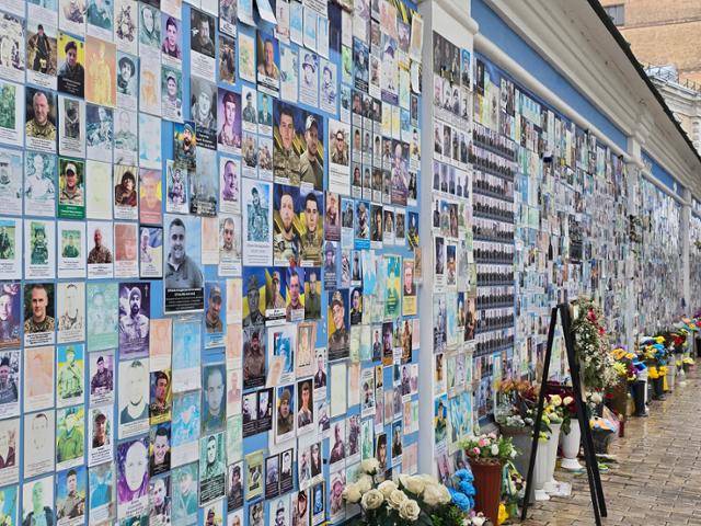 15일 우크라이나 키이우 추모의벽에 우크라이나·러시아 전쟁에서 전사한 이들의 사진이 빼곡하게 전시돼 있다. 키이우=신은별 특파원
