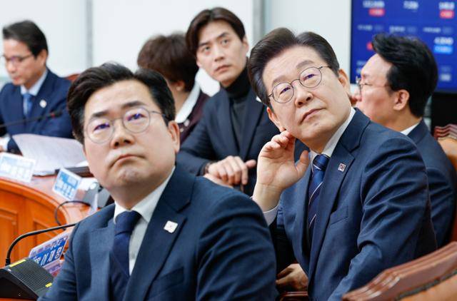 이재명 더불어민주당 대표, 박찬대 원내대표가 17일 오전 서울 여의도 국회에서 열린 최고위원회의에 참석해 김병주 최고위원 발언을 들으며 윤석열 대통령 관련 "사형 선고 정도는 받아야 세계적 인물로 하나님이 사용한다"라고 발언한 전광훈 사랑제일교회 목사 주일 예배 영상을 보고 있다. 뉴스1