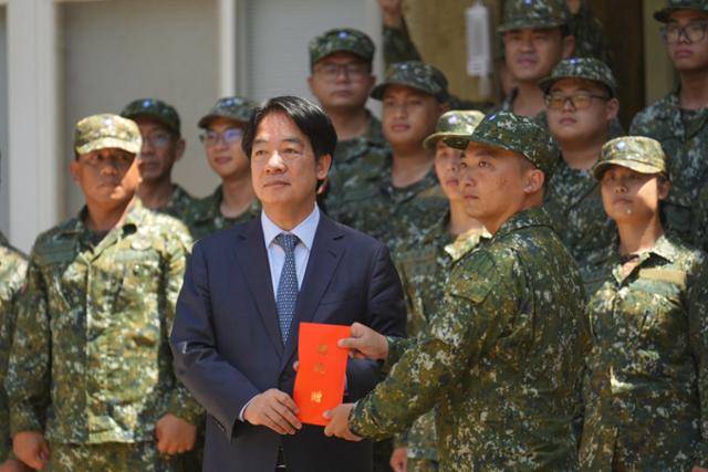 라이칭더 대만 총통이 대만 북부 펑후섬의 한 군부대를 방문해 장병들과 기념사진을 찍고 있다. 펑후=AFP 연합뉴스